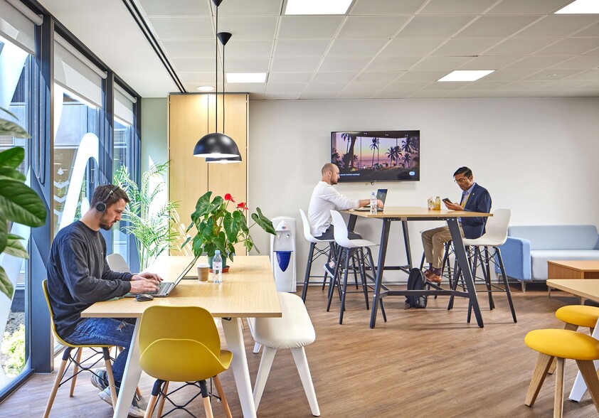 Reeds Cres, Watford to rent - Interior Photo - Image 3 of 9