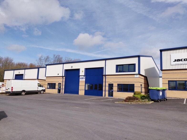 Walter Leigh Way, Leigh to rent - Building Photo - Image 3 of 5