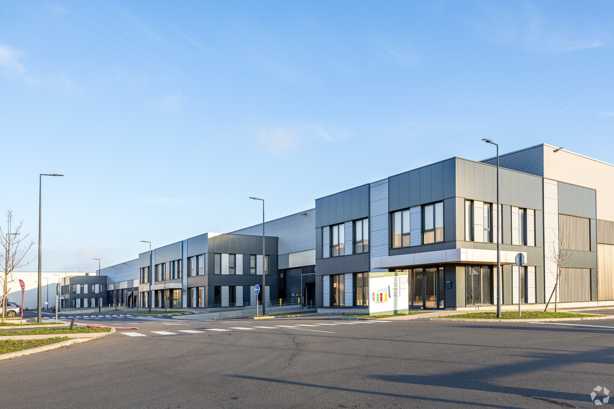 51 Rue Du Commandant Rolland, Le Bourget to rent Primary Photo- Image 1 of 3