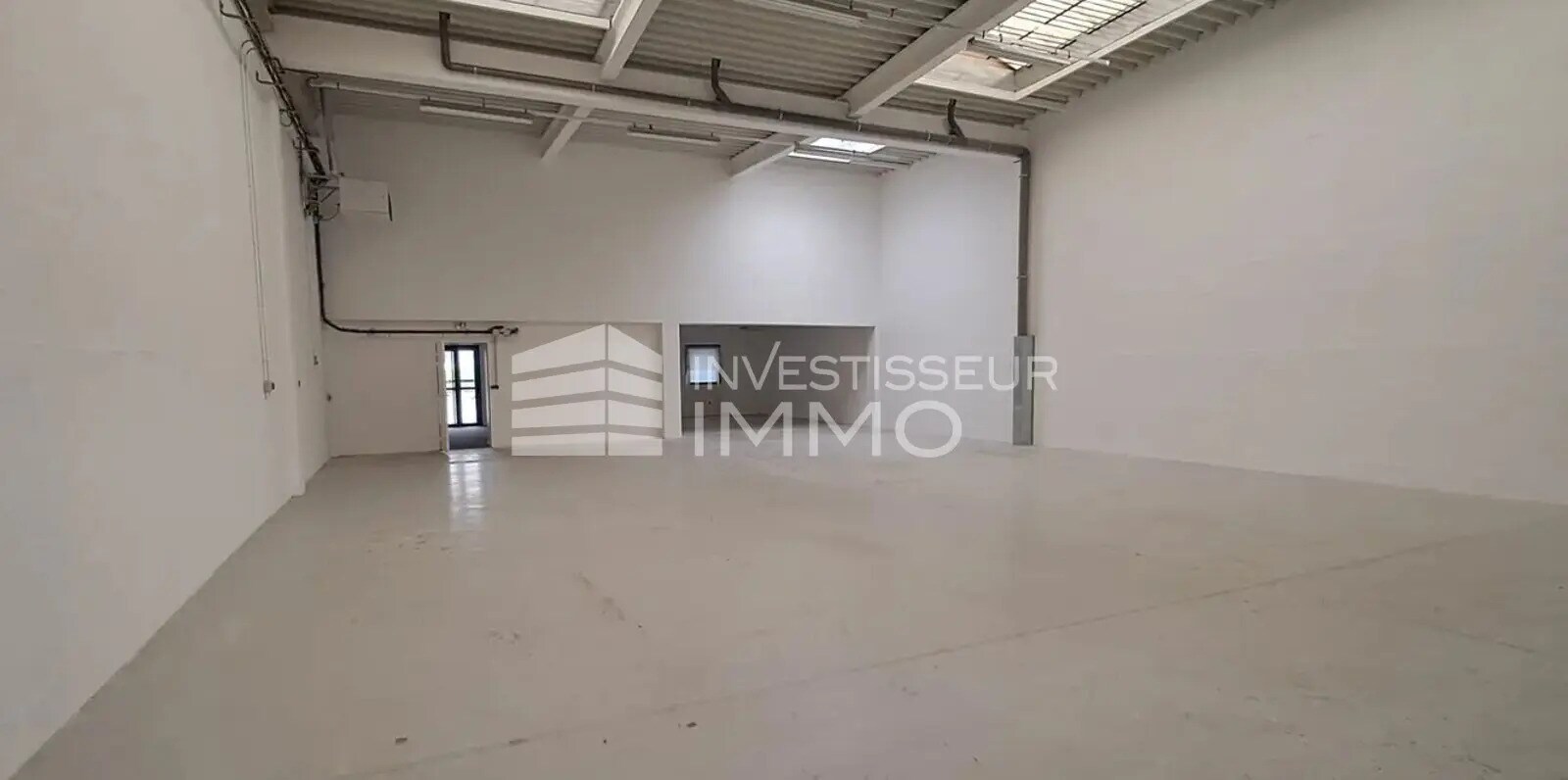 Light Industrial in Lieusaint to rent Interior Photo- Image 1 of 4