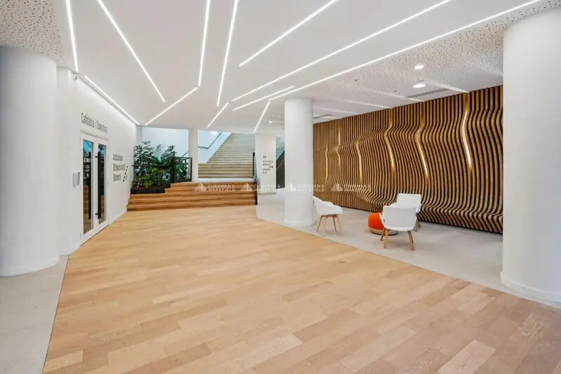 1-3 Rue Stephenson, Montigny-le-Bretonneux to rent - Lobby - Image 3 of 9
