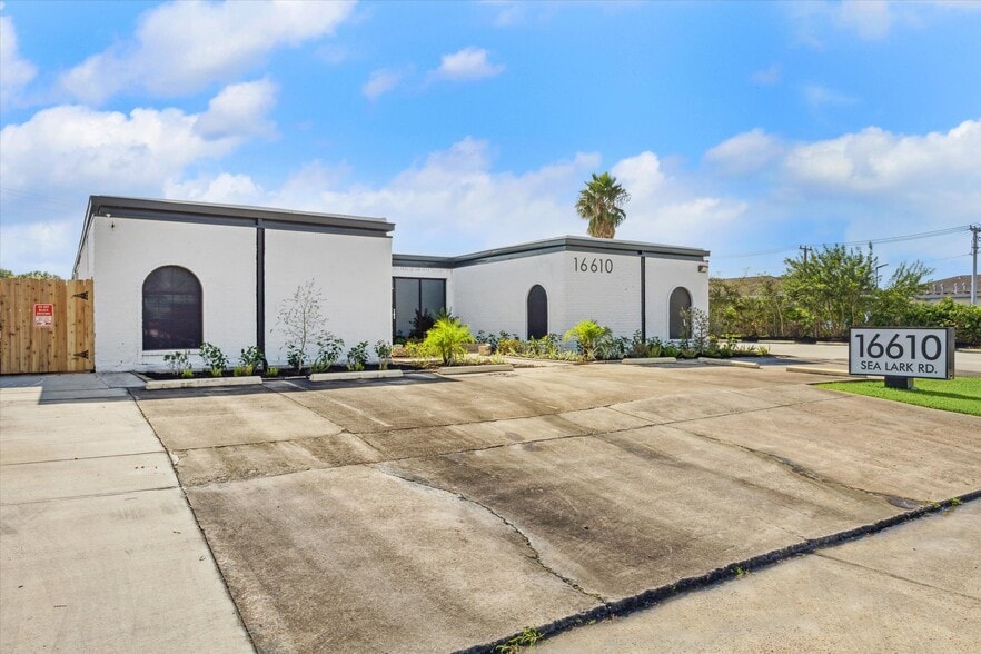 16610 Sea Lark Rd, Houston, TX for sale - Building Photo - Image 2 of 16