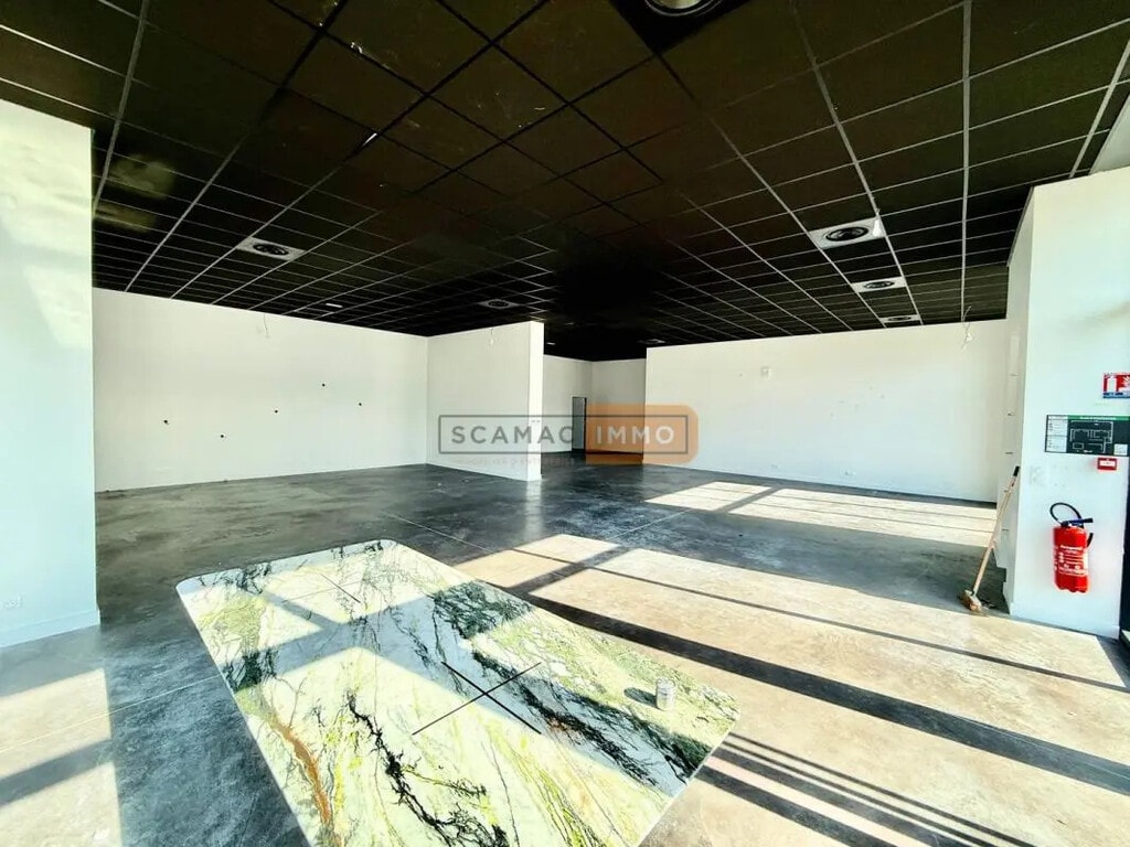 Location Entrepôt 235 m² - Photo 1