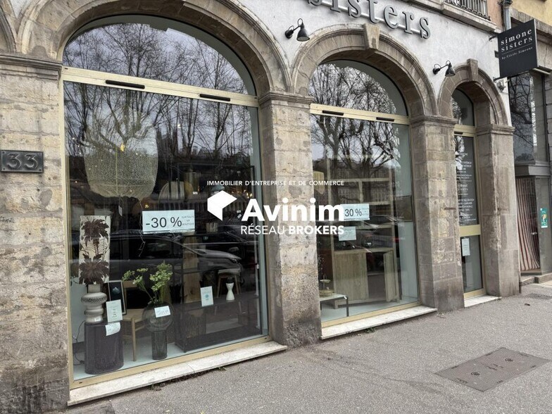 Retail in Lyon to rent - Building Photo - Image 1 of 11