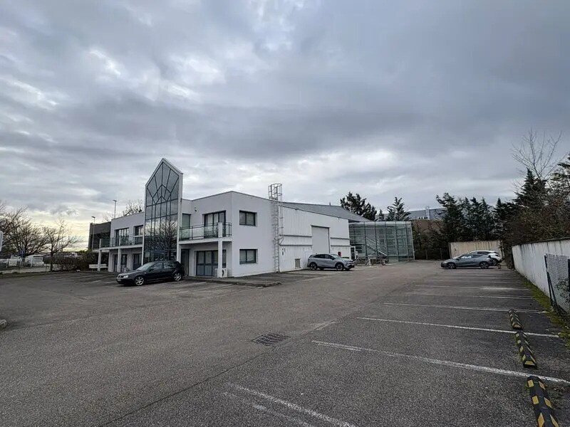 Light Industrial in Chassieu for sale Building Photo- Image 1 of 8