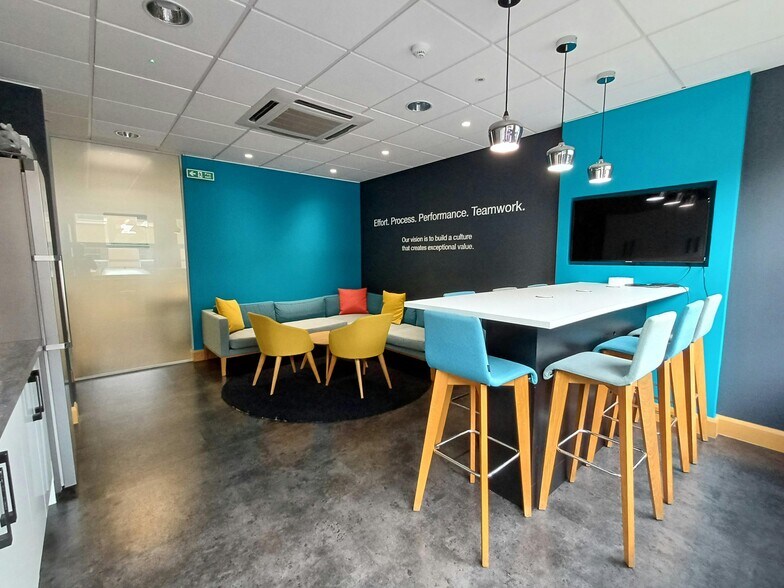 Balcombe Rd, Crawley to rent - Building Photo - Image 3 of 8