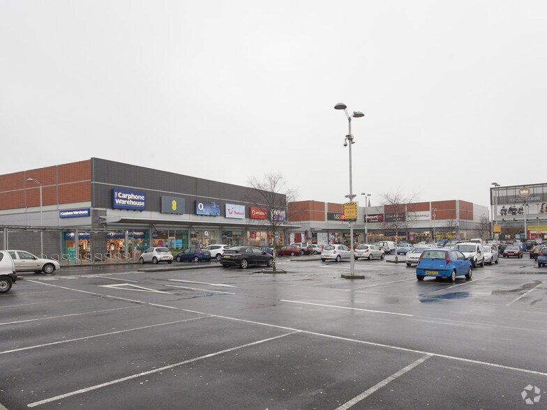 Crown Point Retail Park, Manchester for rent - Building Photo - Image 3 of 9