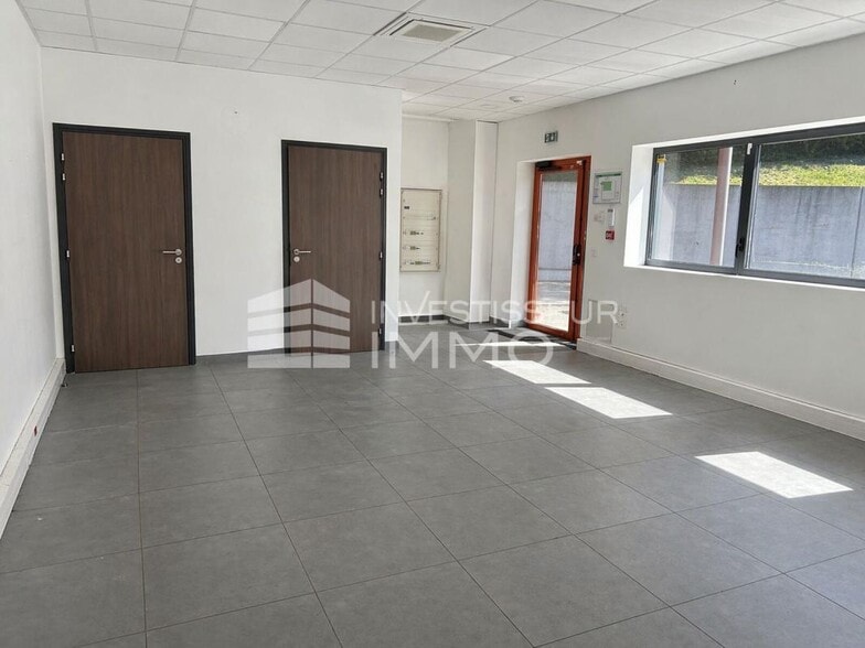 Light Industrial in Palaiseau to rent - Interior Photo - Image 3 of 4