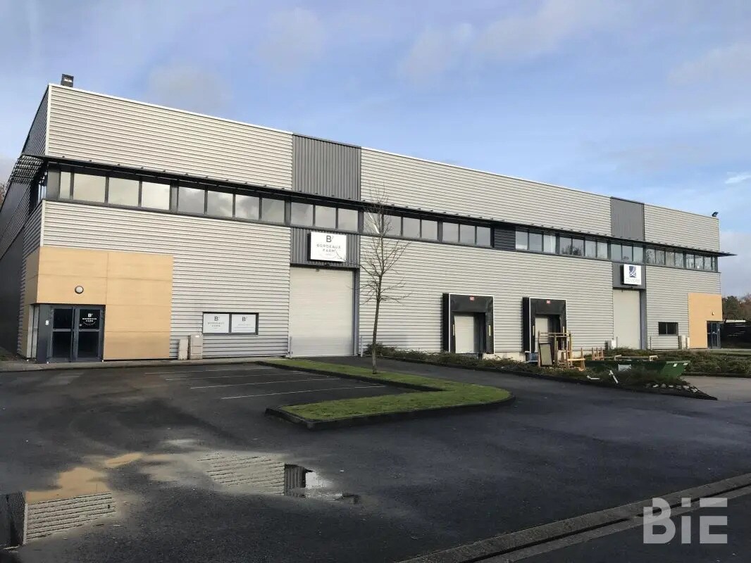 Light Industrial in SAINT-JEAN-D'ILLAC to rent Building Photo- Image 1 of 6