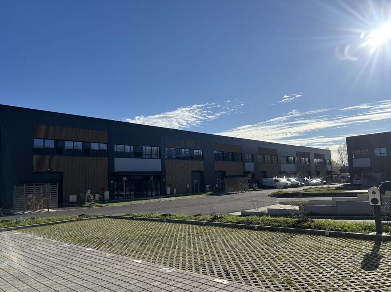 Industrial in Trappes to rent - Building Photo - Image 2 of 17