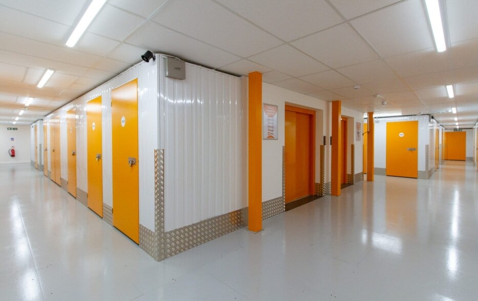 Book End, Witney to rent - Interior Photo - Image 3 of 4