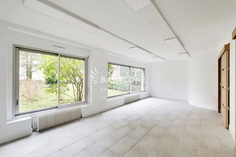 Office in Neuilly-sur-Seine to rent - Interior Photo - Image 1 of 12