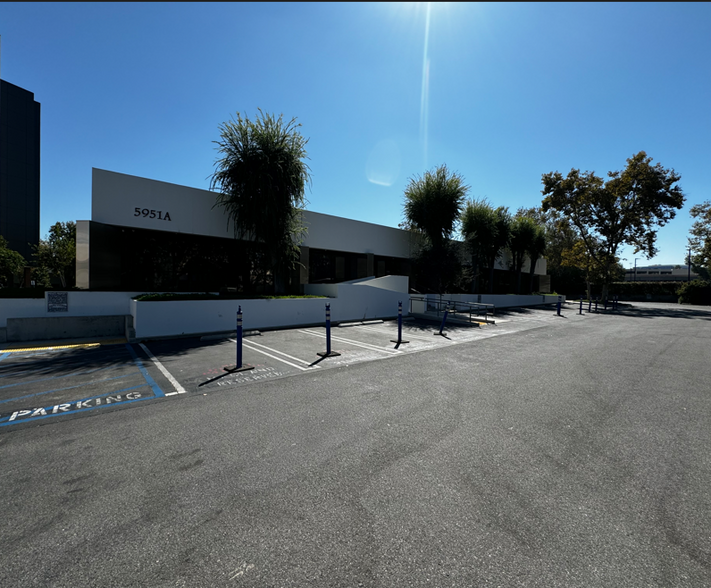 5947-5951 Variel Ave, Woodland Hills, CA for sale - Building Photo - Image 1 of 9