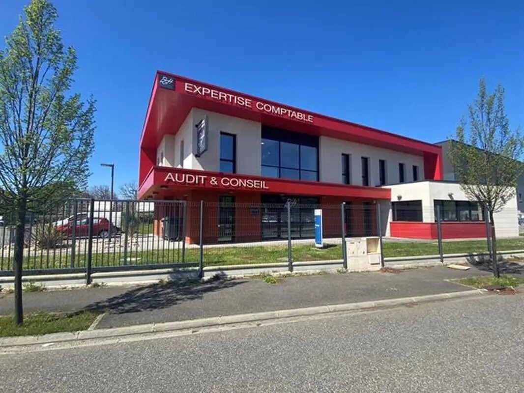 4 Rue Issac Newton, Plaisance-du-Touch to rent Primary Photo- Image 1 of 9