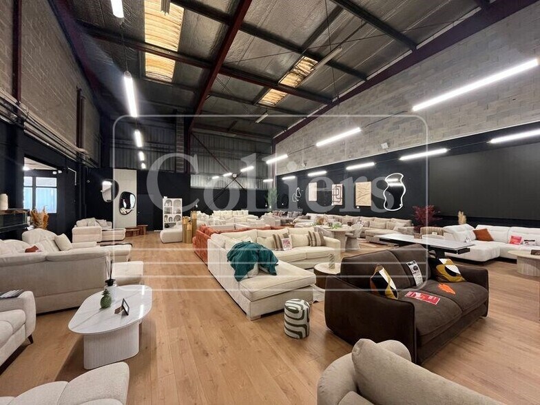 Light Industrial in Aubagne to rent - Interior Photo - Image 3 of 6