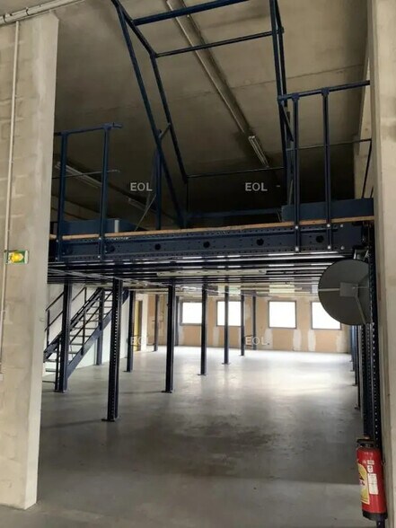 Light Industrial in Villeneuve-la-Garenne to rent - Building Photo - Image 3 of 26