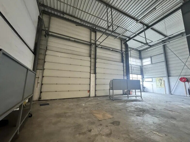 Light Industrial in Saint-Ouen-sur-Seine to rent - Interior Photo - Image 1 of 12
