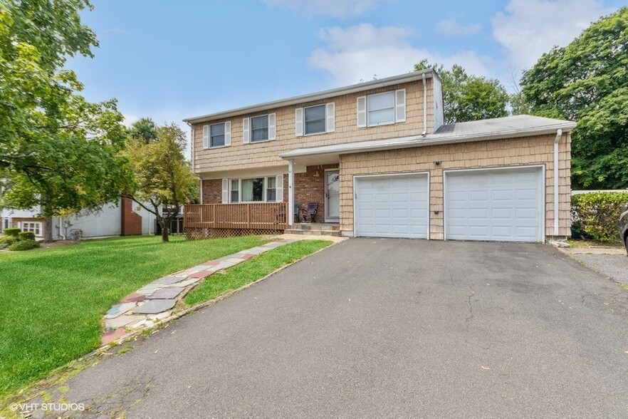 64 Lake Nanuet Dr, Nanuet, NY for sale - Primary Photo - Image 1 of 1