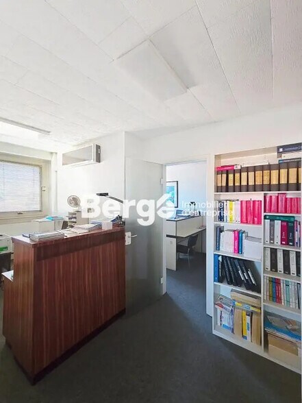 Office in Cannes to rent - Interior Photo - Image 1 of 4