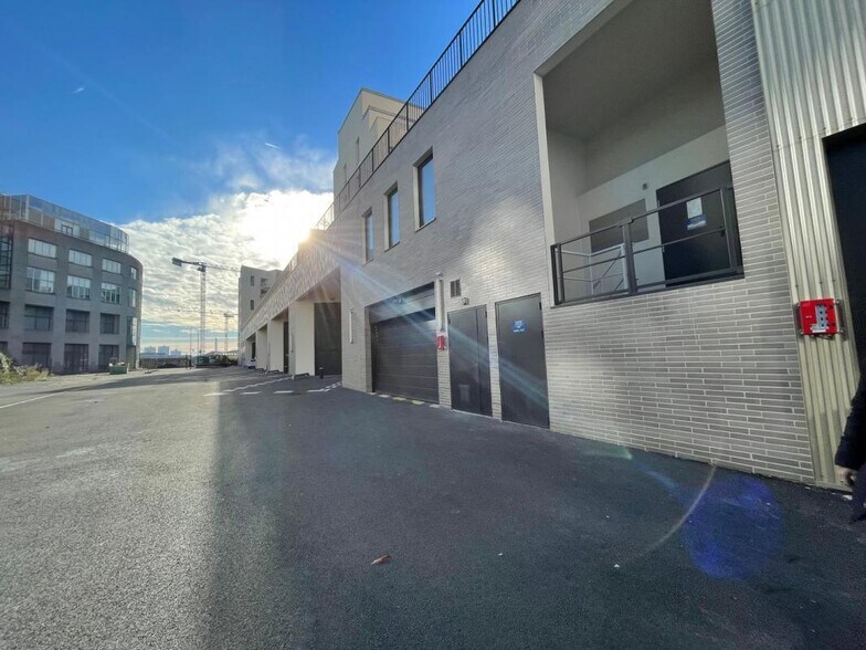 Industrial in Ivry-sur-Seine to rent - Building Photo - Image 2 of 9