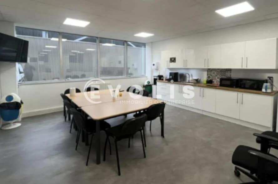 Light Industrial in Les Ulis to rent - Interior Photo - Image 2 of 5