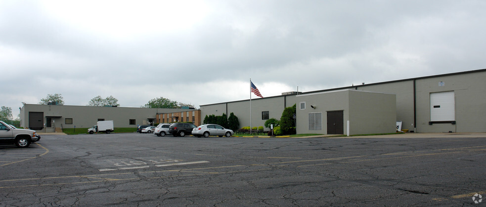 557 E Tallmadge Ave, Akron, OH for rent - Building Photo - Image 3 of 17