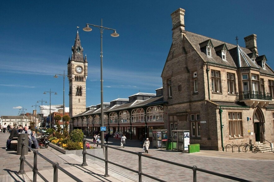 11-12 Horse Market, Darlington to rent - Building Photo - Image 3 of 3