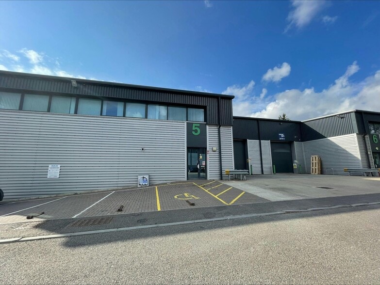 Faraday Way, Orpington to rent - Building Photo - Image 2 of 4