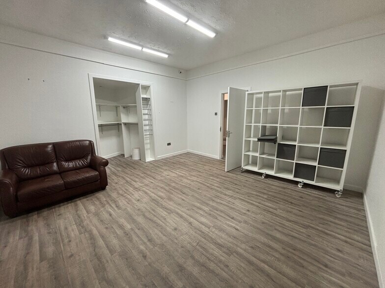 62 Bank St, Kilmarnock to rent - Building Photo - Image 3 of 8