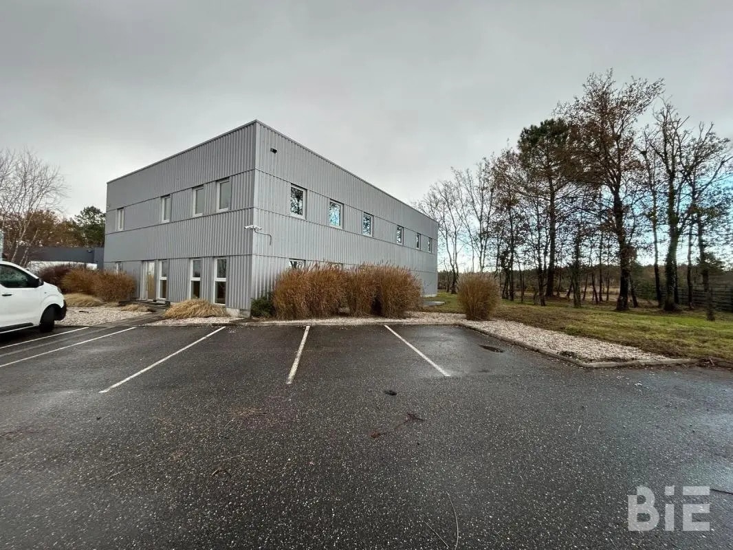 Office in SAINT-JEAN-D'ILLAC to rent Building Photo- Image 1 of 12