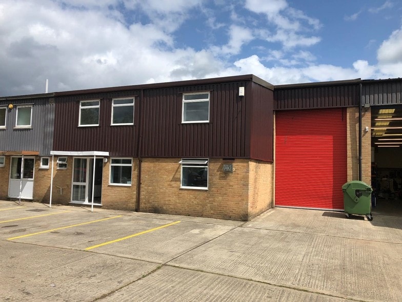 Avenue Two, Witney for sale - Primary Photo - Image 1 of 1