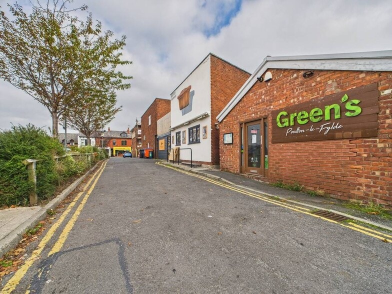 9 Church St, Poulton Le Fylde to rent - Building Photo - Image 2 of 3