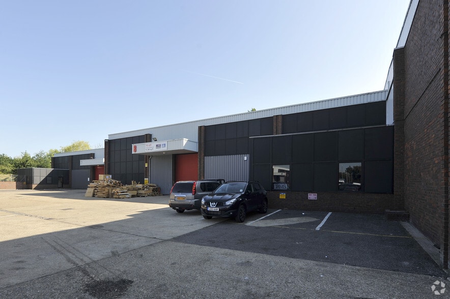 Saxon Way, West Drayton to rent - Primary Photo - Image 1 of 9