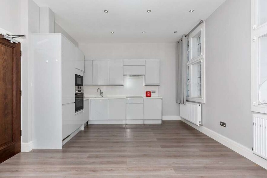 74 High St, Harrow to rent - Interior Photo - Image 2 of 4