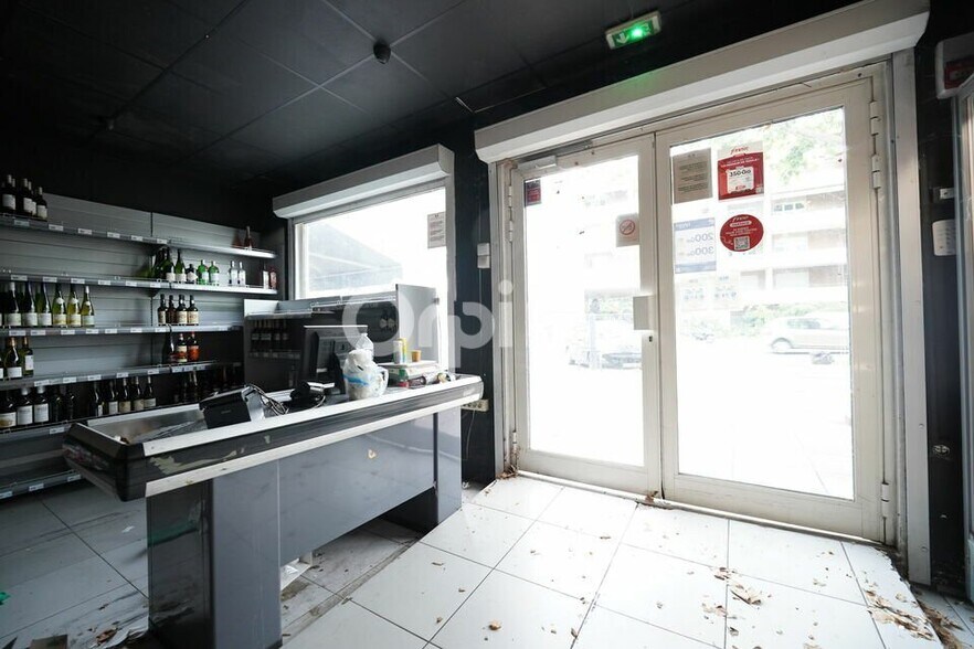 Retail in Vénissieux to rent - Interior Photo - Image 3 of 7