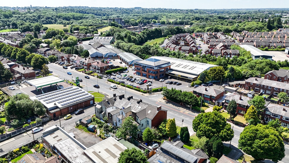 574 Manchester Rd, Bury to rent - Building Photo - Image 2 of 4