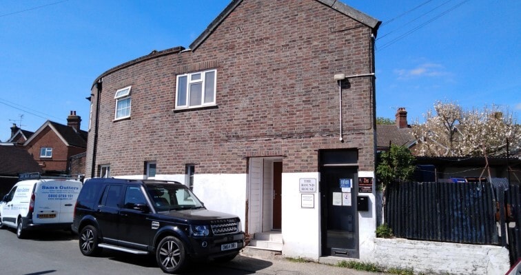 Dormans Park Rd, East Grinstead to rent Primary Photo- Image 1 of 2