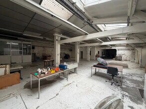 Retail in Paris to rent Interior Photo- Image 2 of 3