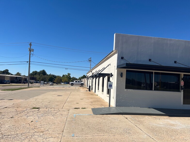 7301 N Classen Blvd, Oklahoma City, OK for rent - Building Photo - Image 2 of 11