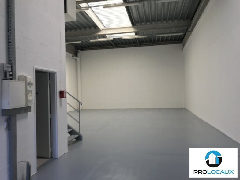 Industrial in Chambly to rent - Interior Photo - Image 1 of 3