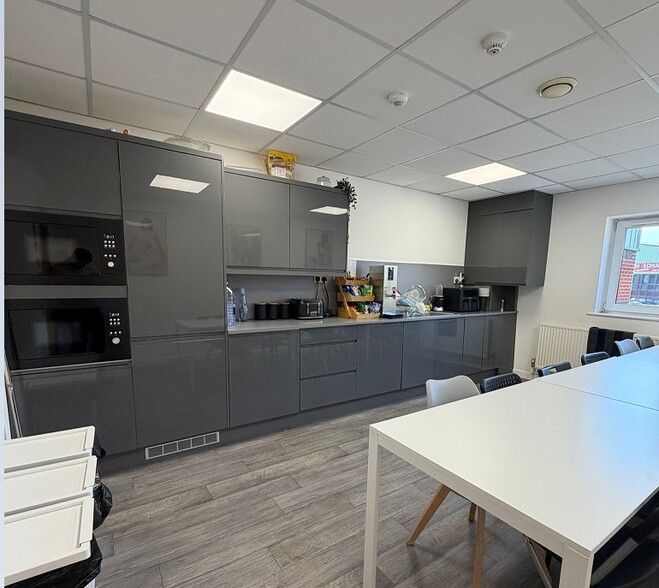 Eastern Way, Cannock to rent - Interior Photo - Image 3 of 4