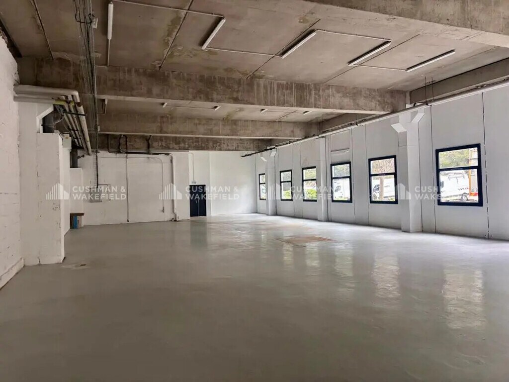 Location Local d'activités 321 m² - Photo 1