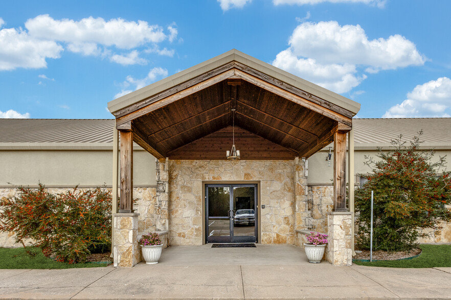 2120 S Garden Ridge Blvd, Flower Mound, TX for rent - Building Photo - Image 2 of 25