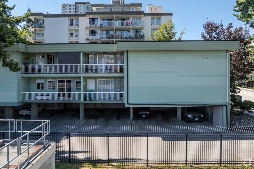 15318 N Bluff Rd, White Rock, BC for sale - Building Photo - Image 3 of 5