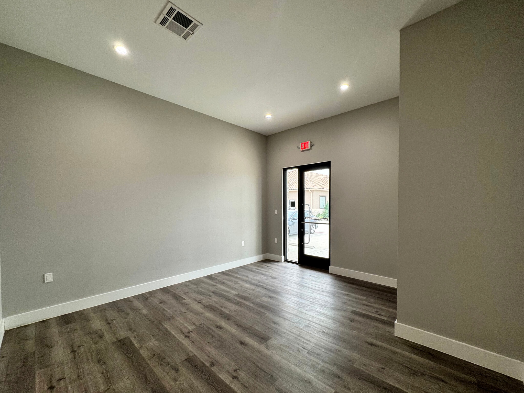 8525 N Sam Houston Pkwy E, Humble, TX to rent Interior Photo- Image 1 of 17