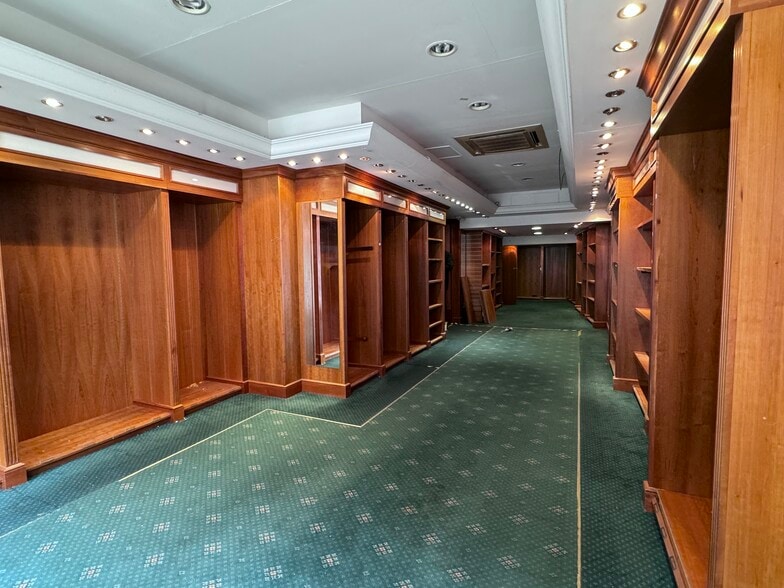 34-38 High St, Salisbury to rent - Building Photo - Image 3 of 6