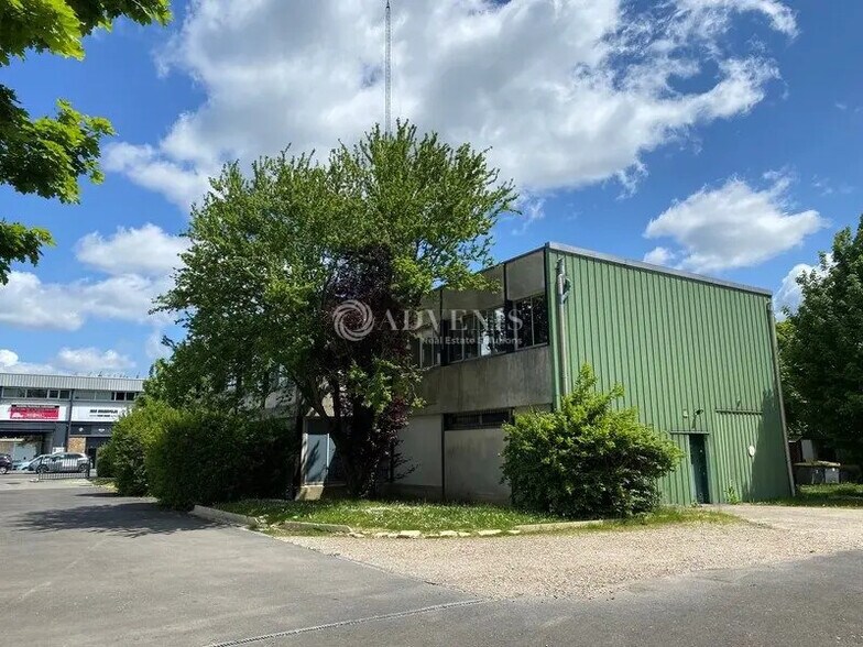 Light Industrial in Guyancourt to rent - Building Photo - Image 3 of 7