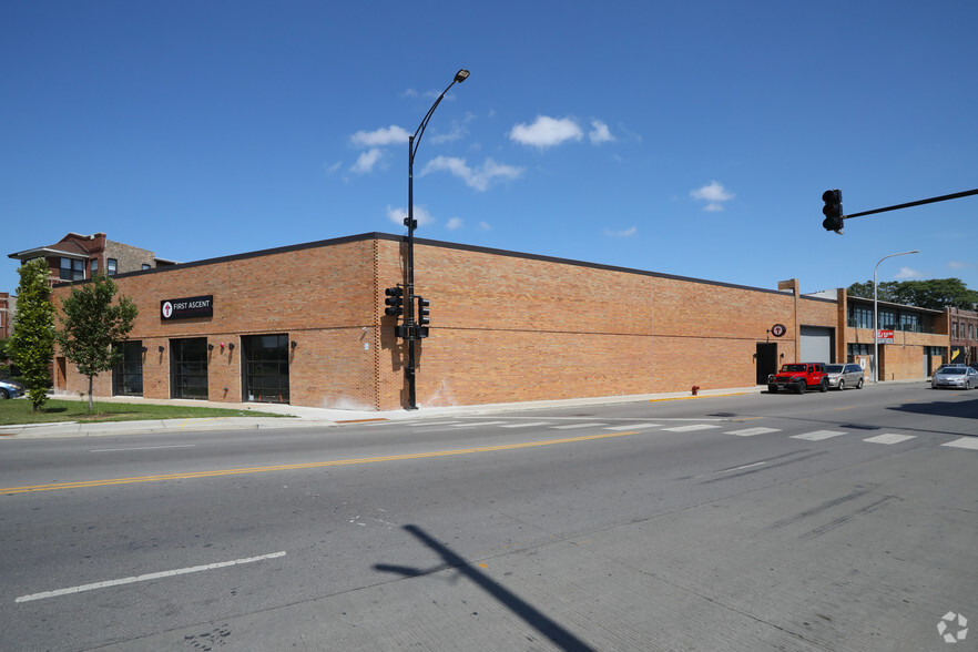 2950 W Grand Ave, Chicago, IL for rent - Primary Photo - Image 1 of 12