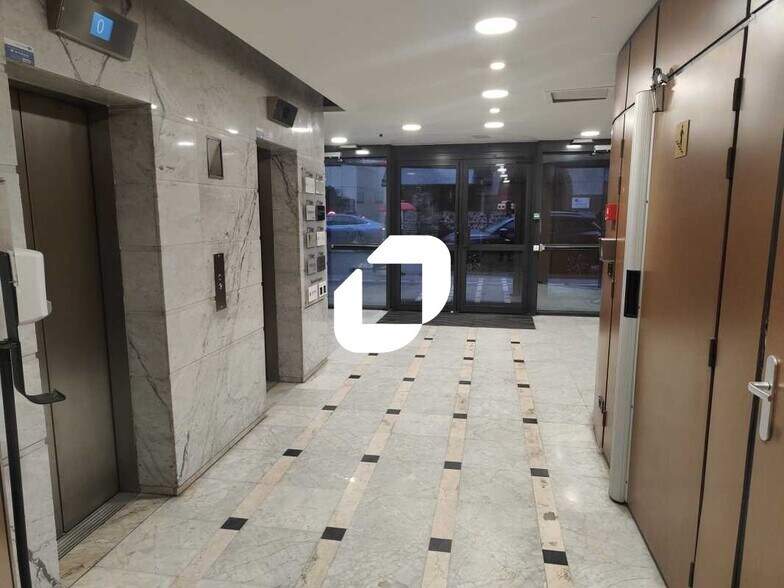 Office in Levallois-Perret to rent - Building Photo - Image 2 of 8