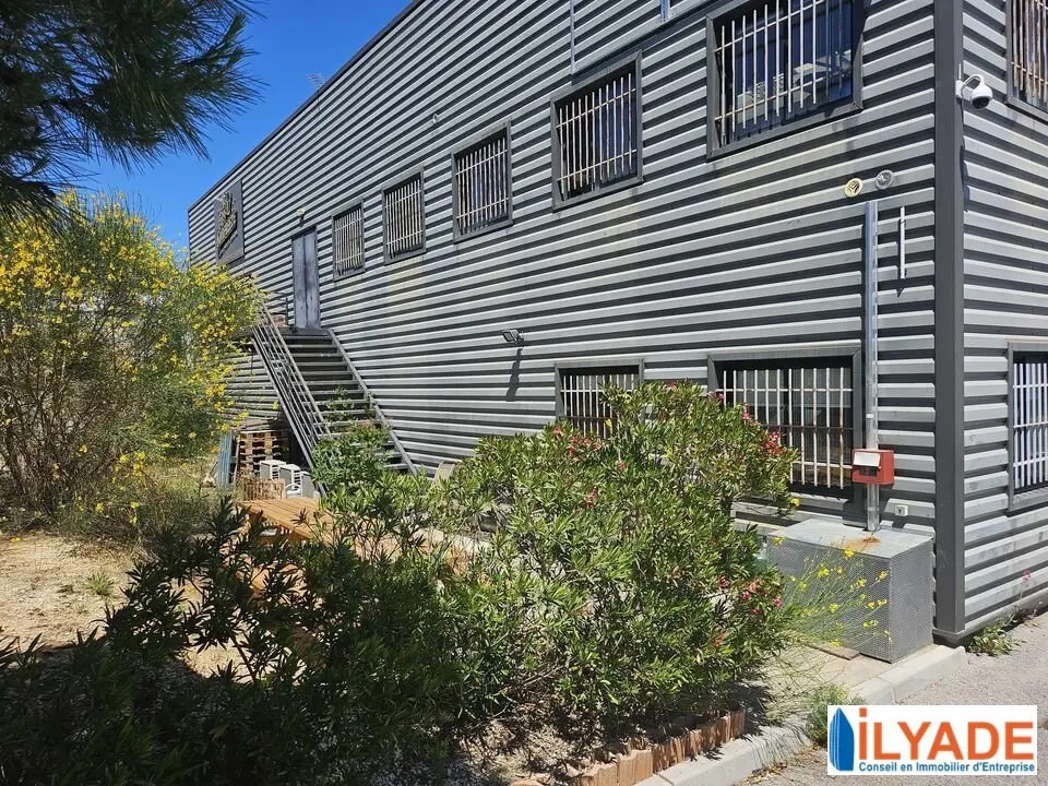Location Entrepôt 560 m² - Photo 1